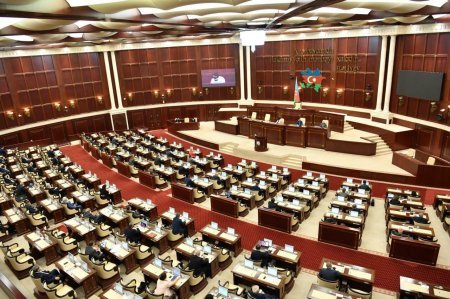 Milli Məclisin növbədəkənar sessiyasının növbəti iclası başladı