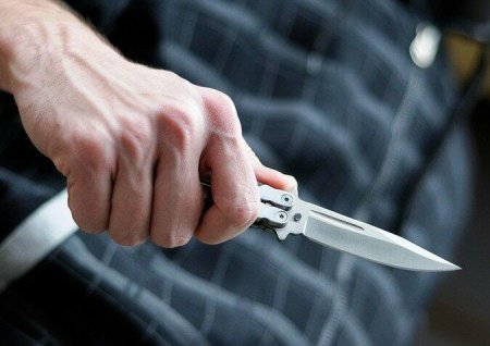 Bakıda dəhşət: boğazı kəsilən oğlan otelə gələrək kömək istədi