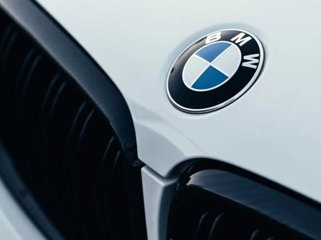 BMW 318 mindən çox avtomobili geri çağırır