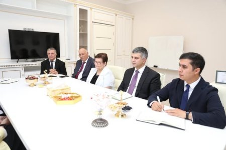 Mikayıl Müşfiq adına Giləzi qəsəbə tam orta məktəbinin direktoru Svetlana Rüstəmovanı uzunmüddətli səmərəli fəaliyyətlərinə və təhsil sahəsində qazandıqları nailiyyətlərə görə təltif edib