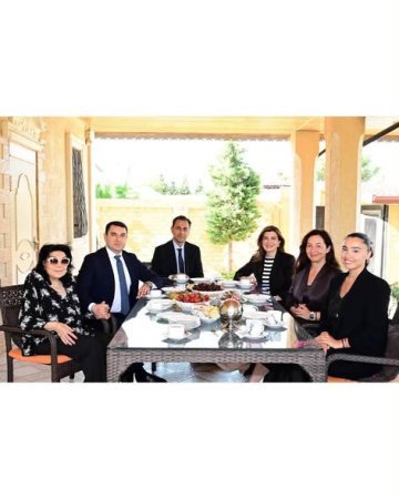 Mədəniyyət naziri Adil Kərimli yubileyi münasibətilə Xalq artisti Flora Kərimovanı evində ziyarət edib