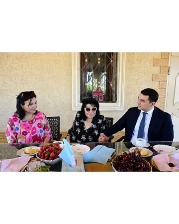 Mədəniyyət naziri Adil Kərimli yubileyi münasibətilə Xalq artisti Flora Kərimovanı evində ziyarət edib
