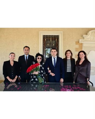 Mədəniyyət naziri Adil Kərimli yubileyi münasibətilə Xalq artisti Flora Kərimovanı evində ziyarət edib