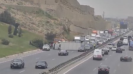 Qaradağda qəza baş verib, Bakı-Sumqayıt şosesində sıxlıq yaranıb