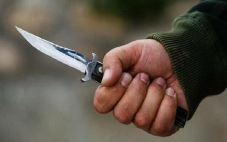 Ağdaşda kişi arvadını və oğlunu bıçaqladı