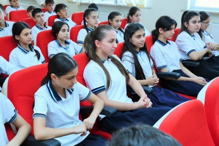 Yevlax şəhəri İmadəddin Nəsimi adına 3 nömrəli tam orta ümumtəhsil məktəbində Milli Musiqi Günü qeyd olunub