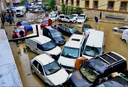 İstanbulda 300 iş yeri və 200 avtomobilə ziyan dəydi